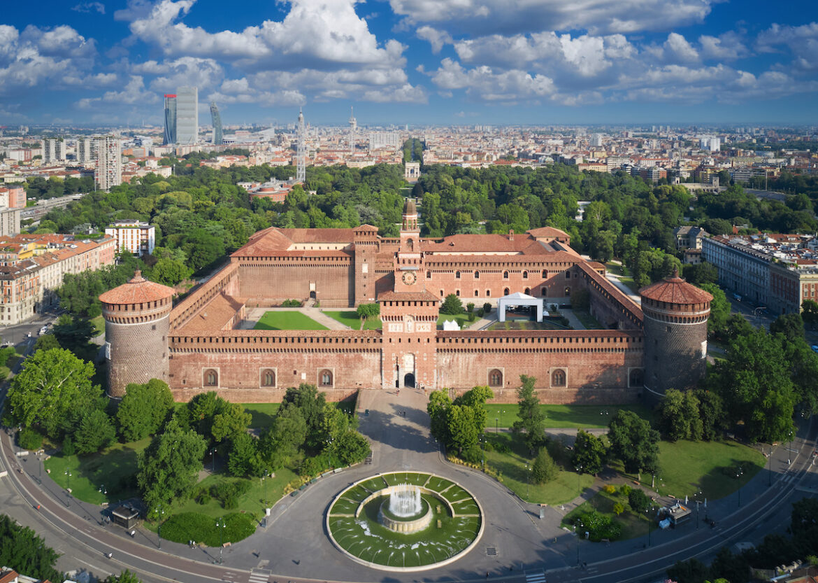 Castello Sforzesco e Milano sullo sfondo