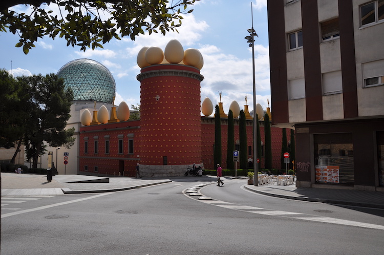 Il Teatro-Museo di Salvador Dalì a Figueres, un gioiello di surrealismo a due passi da Girona