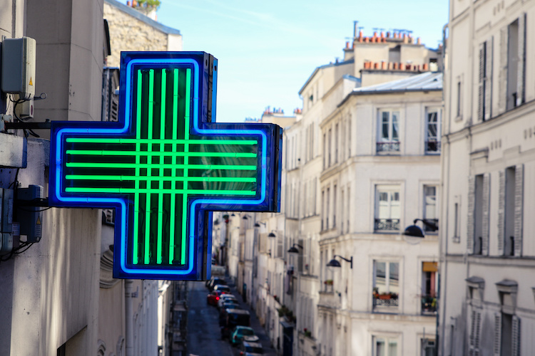 Perché le farmacie francesi sono diventate virali tra i turisti americani?