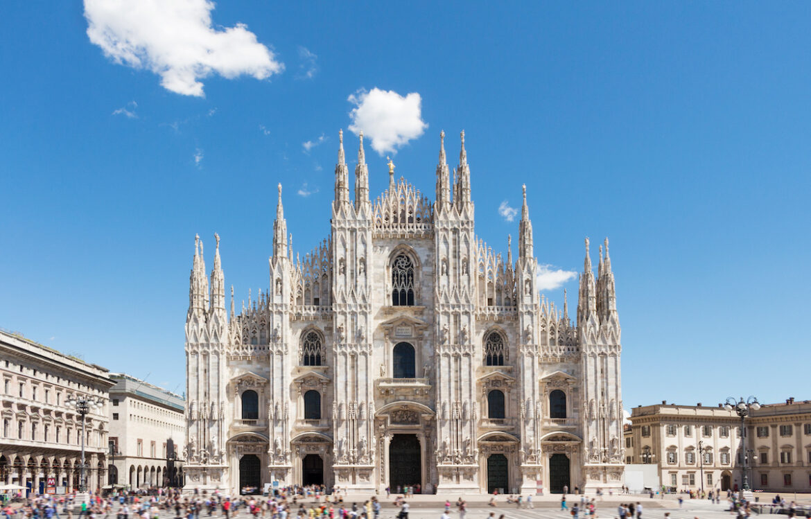 Il Duomo di Milano in una giornata di cielo azzurro