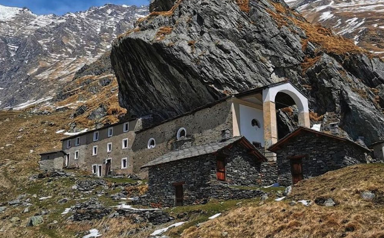 Santuario di San Besso, la chiesa "schiacciata" dalla roccia vicino a Cogne