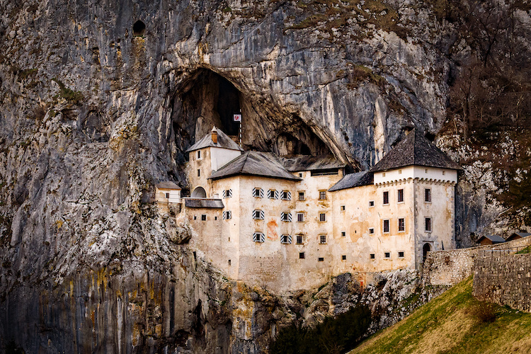 Storia e leggenda del Castello di Predjama, la fortezza incastonata nella roccia in Slovenia