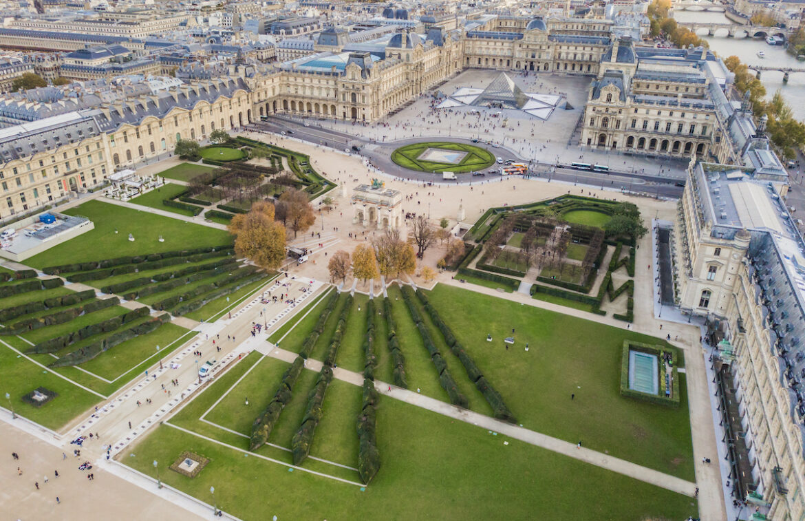 Vista aerea del Museo del Louvre a Parigi