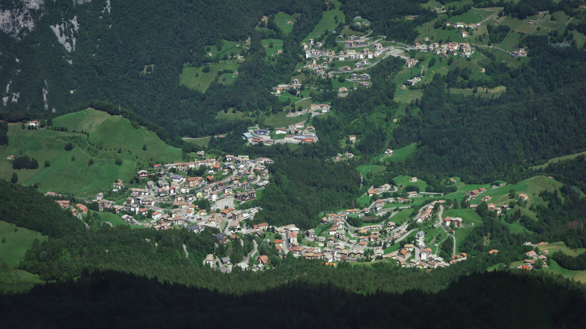 Il villaggio fantasma in provincia di Bergamo, dove gli appartamenti sono in vendita a 500 euro/mq