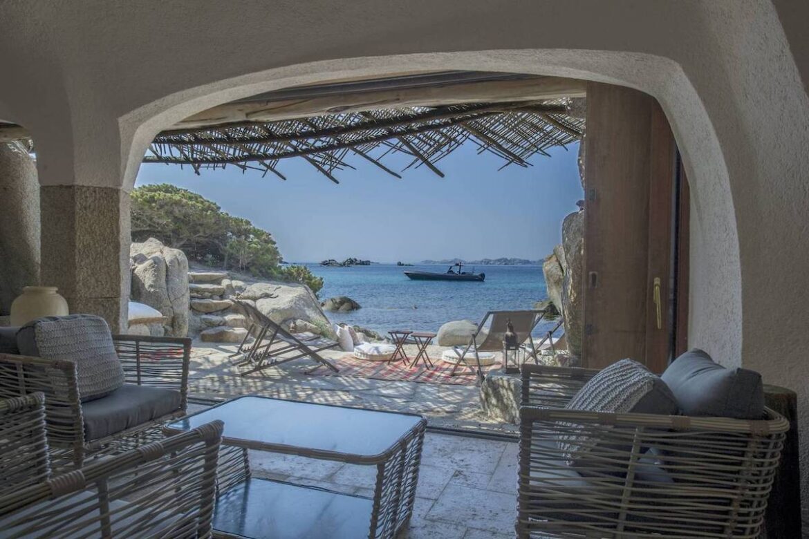 In vendita splendida villa affacciata sul mare dell’Isola di Cavallo, progettata dall'archistar Savin Couelle