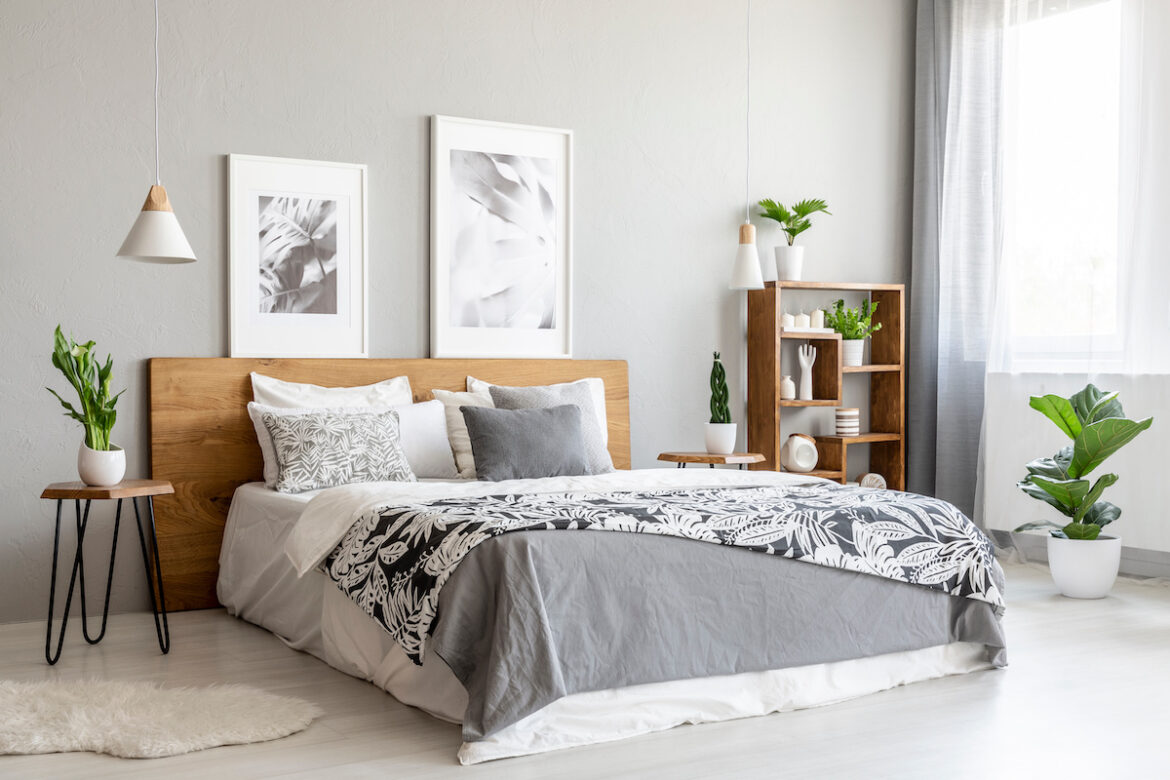 Camera da letto con letto matrimoniale arredata in modo moderno