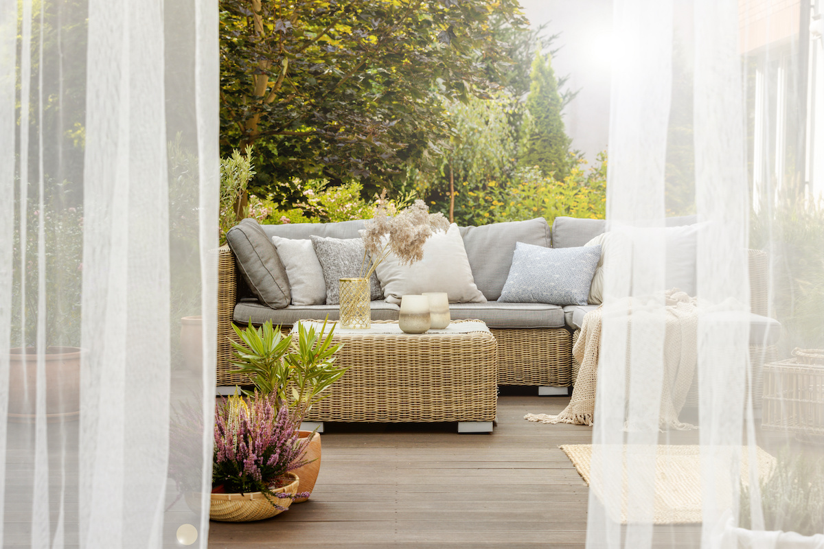 Come creare un piccolo angolo salotto in giardino per i tuoi momenti di