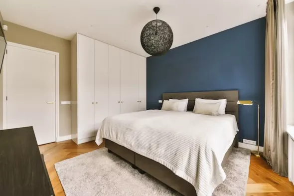 camera da letto con parete blu