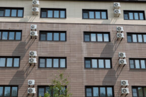 condizionatori sulla facciata del palazzo