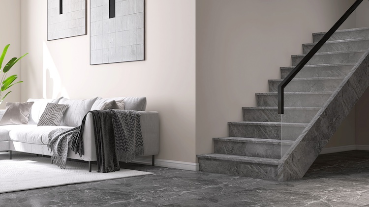 soggiorno con scale in marmo