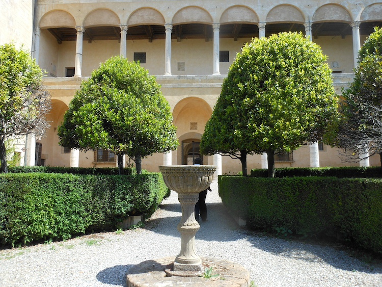 cortile di palazzo piccolomini a pienza