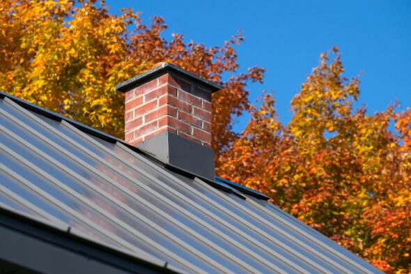 Canna fumaria con sbocco sul tetto, a chi spetta l’onere di manutenzione?