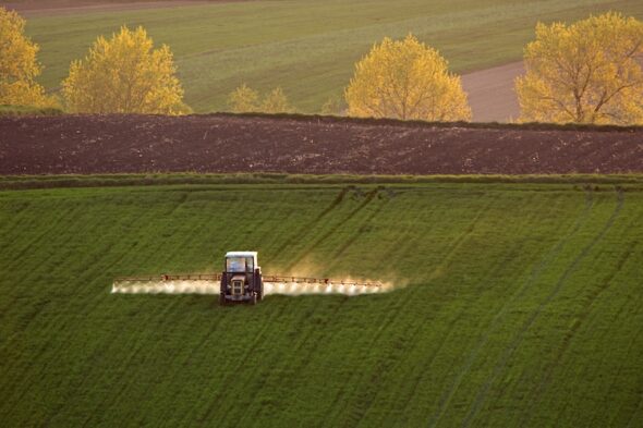 terreno con trattore