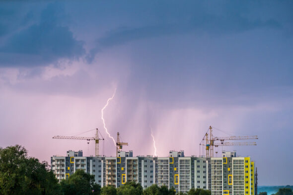 Danni da fulmine, chi paga: l'inquilino o il proprietario?