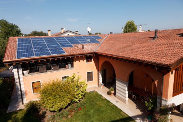 impianto fotovoltaico su un tetto