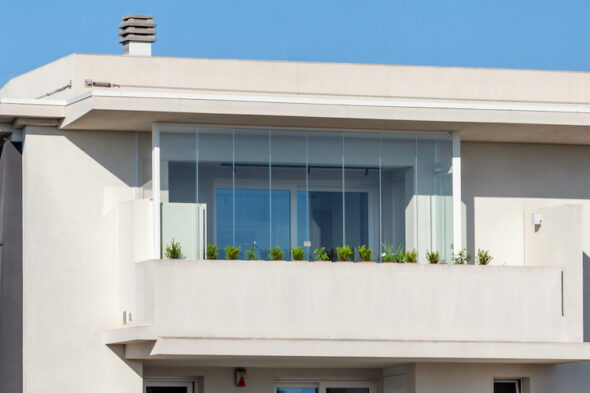 Il balcone chiuso con struttura fissa e tende retrattili in PVC costituisce una veranda