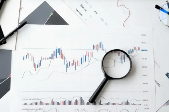 foglio con grafico con sopra lente di ingrandimento