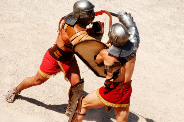 Al Colosseo i turisti diventano gladiatori: in cosa consiste l'iniziativa di Airbnb