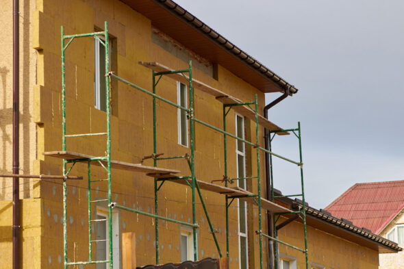 Cappotto termico in area vincolata: quando scatta la demolizione per abuso edilizio?