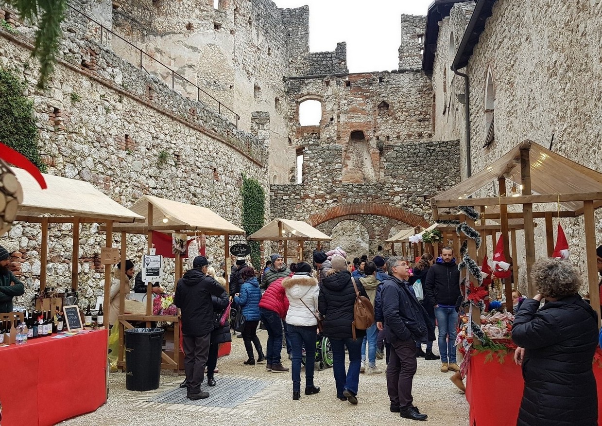Castello di Avio TN Mercatino Foto Maurizio Sbrozzi 2019