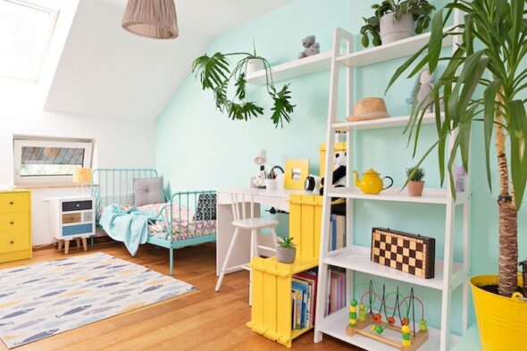 camera da letto con parete e letto color turchese