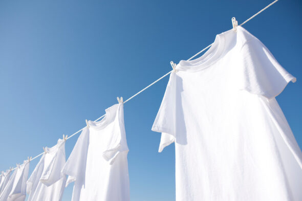 Come sbiancare i capi ingrigiti e ingialliti: rimedi fai da te