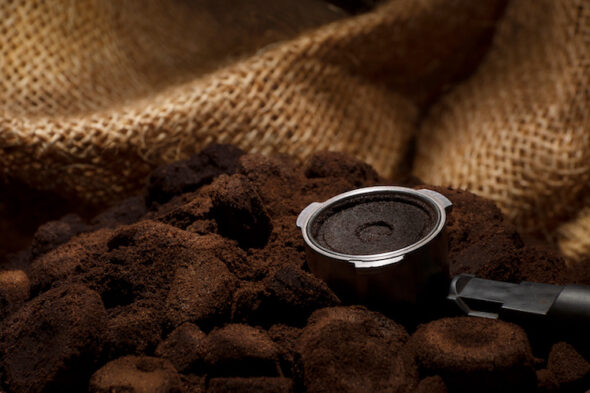 Perché non dovresti buttare i fondi di caffè nel lavandino della cucina