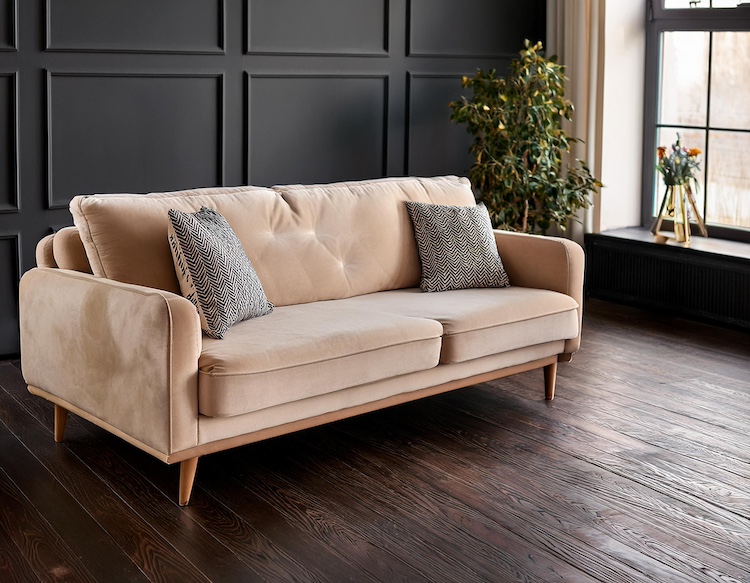 divano crema con parquet scuro