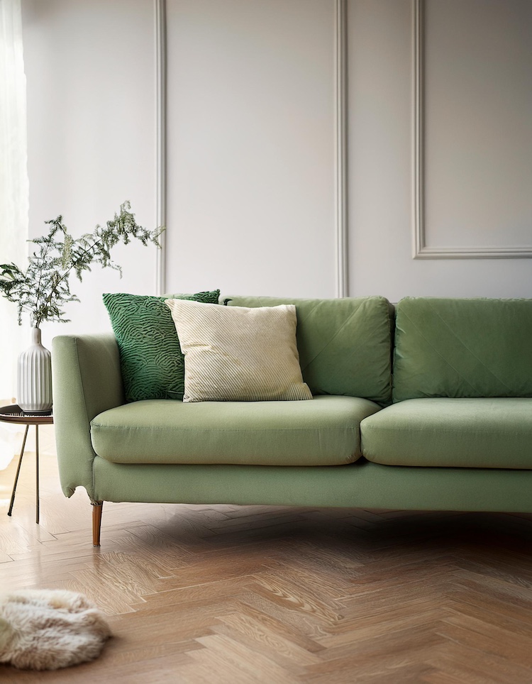 divano color salvia con parque chiaro