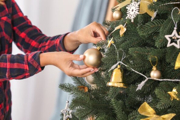 una persona apre i rami dell'albero di Natale