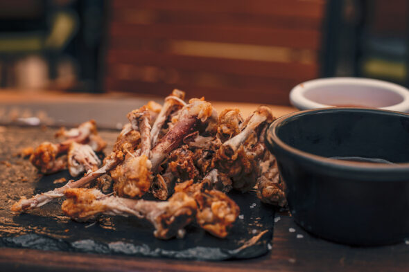 Dove si buttano le ossa del pollo e di altri animali