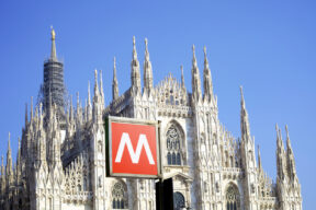 fermata della metro davanti al Duomo di Milano