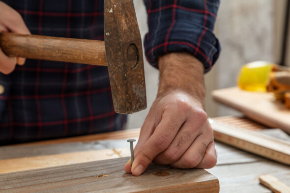 una persona mette un chiodo