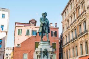 statua di Carlo Goldoni