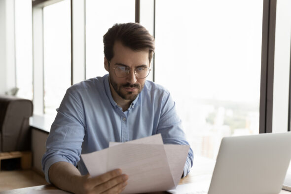 una persona legge un documento