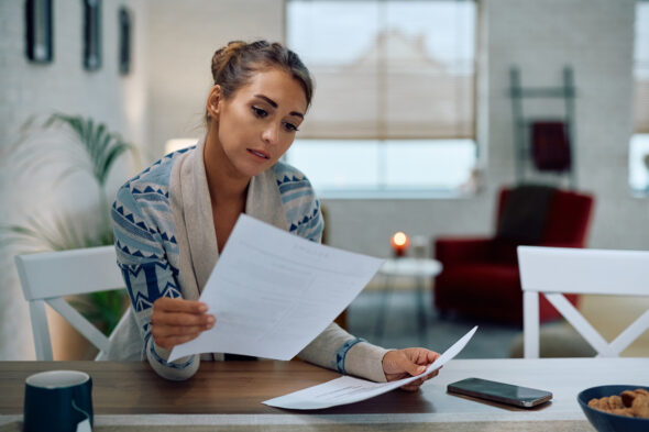 una persona legge un documento