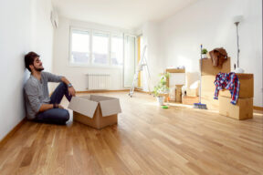 una persona seduta nella nuova casa