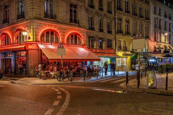 bar e persone in strada