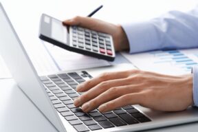 persona al computer con calcolatrice