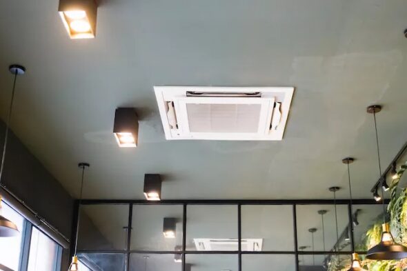 salotto con divano, libreria e riscaldamento a soffitto