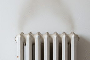 Muro nero sopra il termosifone, come togliere gli aloni in modo facile