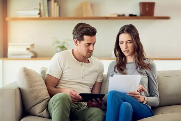 coppia seduta sul divano