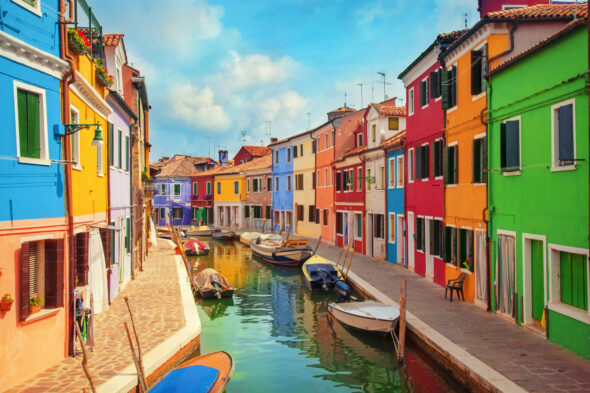 Why are the houses in Burano colorful?