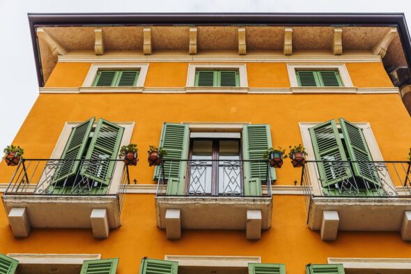 Affaccio su cortile interno o su strada, come scegliere: vantaggi e svantaggi 