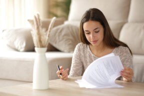 una persona legge un contratto