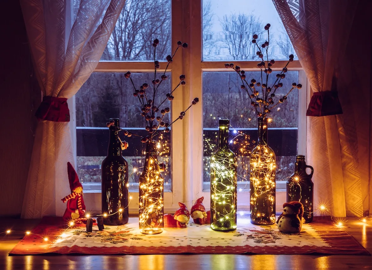 Finestra di casa decorata con le luci di Natale