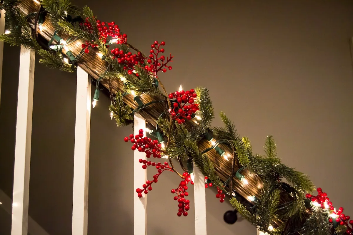 Scala decorata con rami di pino