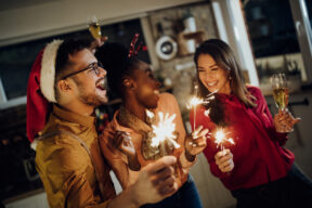 persone festeggiano il Capodanno a casa