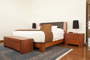 letto matrimoniale con panca in fondo al letto